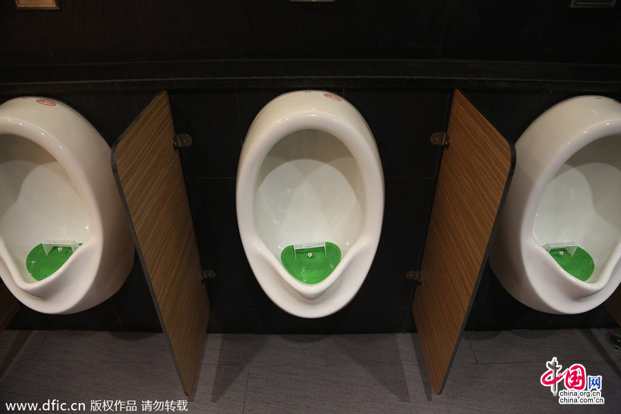 上海一商场男厕小便池装球门 射门游戏防尿歪