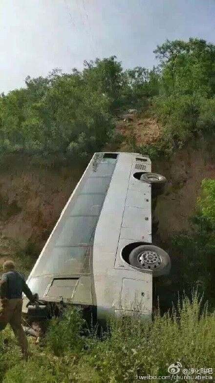 陕西一辆大巴车发生坠崖事故 已造成30人死亡