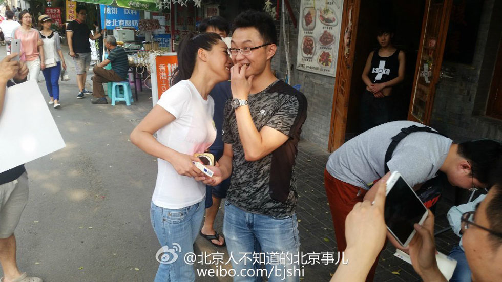 北京街头现美女宣传禁烟 香烟换香吻(高清组图