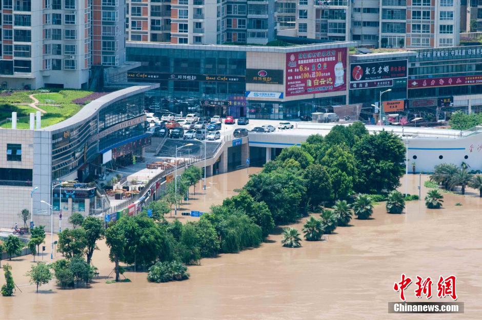 鸟瞰广西柳州洪灾现场 江河与警戒水位相差不