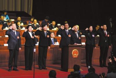 北京人代会首次宪法宣誓:左手按宪法右手握拳