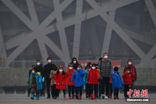 资料图：2016年12月21日，北京持续雾霾，空气重度污染。自12月16日20时起北京启动空气重污染红色预警应急措施。 <a target='_blank' href='http://www.chinanews.com/'></table>中新社</a>记者 富田 摄