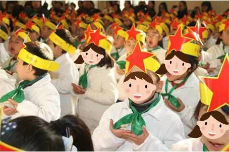上海近16万小朋友六一前陆续 绿领巾换红领巾