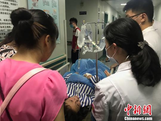 3名九寨沟地震重伤员转往川大华西医院:生命体