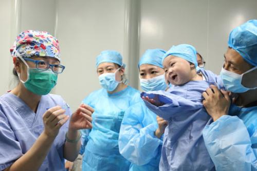 上海市第一妇婴保健院生殖中心，医务人员向“回家探亲”的试管婴儿家庭展示胚胎保存过程。周冠伶/摄