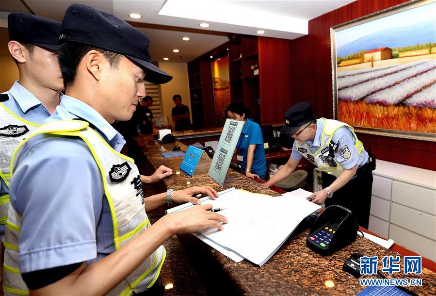 上海警方开展夜间集中打击整治行动(高清组图