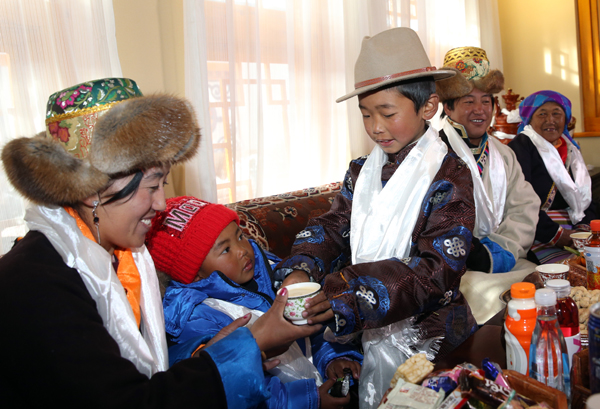 春节藏历土狗新年初一 西藏各族群众欢度双节