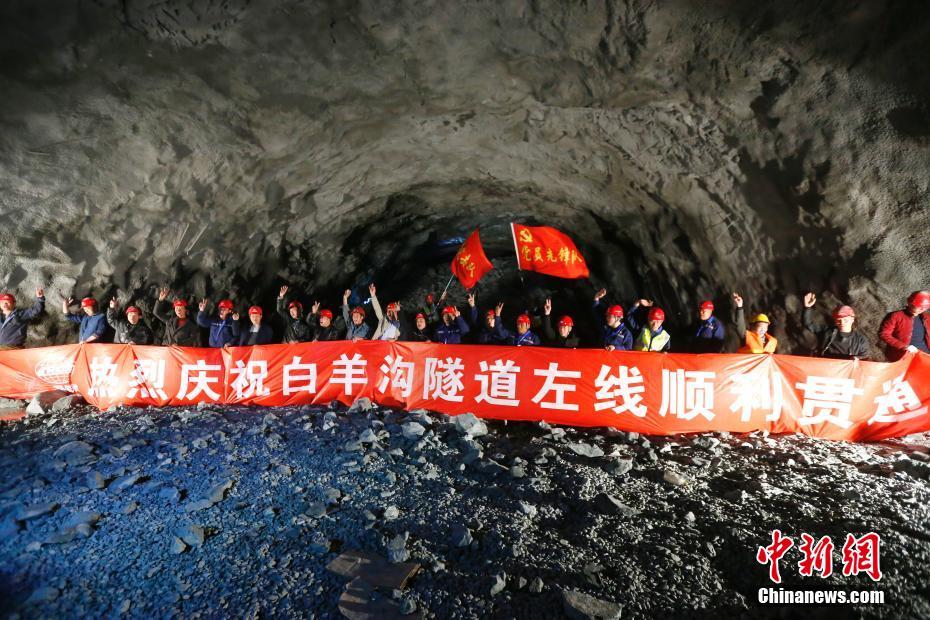 北京兴延高速白羊沟隧道贯通 保障世园会、冬