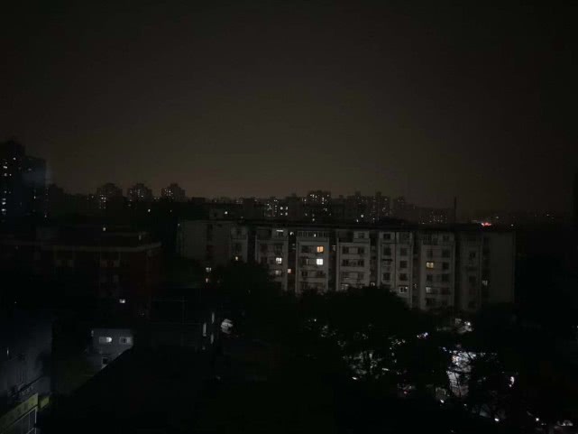 刚刚，北京白昼如夜，暴雨倾盆，门头沟出现冰雹